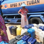 Warga terdampak kekeringan antre untuk mendapatkan air bersih yang didistribusikan oleh BPBD Tuban.