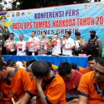 Para tersangka narkoba diekspos oleh Kapolres AKBP Wahyu S Bintoro di Mapolres Gresik, Rabu (6/3/2019) 