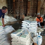 Tumpukan beras kemasan 3 kg yang siap untuk didistribusikan. Foto: BAMBANG DWI JULIANTO/BANGSAONLINE