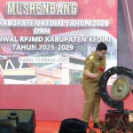 upati Kediri Hanindito Himawan Pramana saat memukul gong, sebagai tanda pembukaan Musrenbang Rencana Kerja Pemerintah Daerah (RKPD) 2026 di Convention Hall SLG. (Ist)