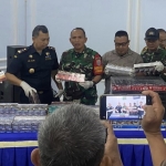 Rilis pers pelimpahan kasus pengiriman rokok ilegal yang digelar Bea Cukai Madura.