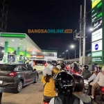 Antrean pengendara di SPBU BP di Jalan Embong Malang Surabaya mengular hingga ke jalan raya. Foto: Sulthon/BANGSAONLINE.