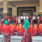 Bupati Bangkalan didampingi Istri Zainab Zuraibah serta Sekda dan Kepala Dinas Pendidikan menyaksikan penampilan Tari Ronjagangan oleh 509 guru PAUD dan TK di Halaman Gedung Rato Ebu, Bangkalan, Rabu (31/07/2019).