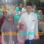 Ketua Umum Laskar Kamil, Rendy Prasetyo Herlambang atau yang akrab disapa Mas Rendy, saat memberi santunan kepada anak yatim dalam peringatan Hari Santri 2025 di Kabupaten Pasuruan. Foto: AHMAD FUAD/BANGSAONLINE
