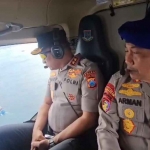 Kapolda Jatim saat memantau proses pencarian korban kapal tenggelam.