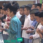 Ratusan siswa-siswi di Jombang khusyuk mendoakan warga Lombok yang terkena musibah gempa dahsyat. foto: RONY S/ BANGSAONLINE