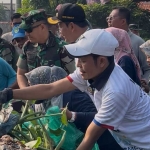Dedi Irwansa ikut membersihkan sampah di Kali Pelayaran, Desa Krembangan Taman, Sabtu (21/6/2025). Foto: Ist.