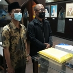 Ketua Pengawas Yayasan Masjid Agung Sunan Ampel (YMASA) Ahmad Hifni didampingi Kuasa Hukumnya, Hendra Gunawan, S.H., C.L.A., saat menggelar jumpa pers di Museum NU, Surabaya, Sabtu (27/2/2021). (foto: ist)