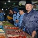 Bupati Saiful Ilah dalam sidak ke Pasar Larangan, Rabu (17/6). (foto : nanang ichwan/BANGSAONLINE)