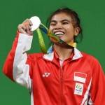 Sri Wahyuni Agustiani memegang medali perak cabang angkat berat. Ini medali pertama bagi kontingen Indonesia di Olimpiade Rio. foto: AFP/Kendari pos.co.id