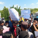 Puluhan petani garam dari Desa Pandan, Kecamatan Galis, Kabupaten Pamekasan saat melakukan aksi demo ke PT Garam Pamekasan.