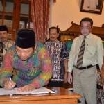 TEKEN: Bupati Sidoarjo H Saiful Ilah menandatangani MoU pembangunan dua Pos Damkar hasil kerjasama dengan perusahaan, di Pendopo Delta Wibawa, Kamis (18/8). foto: MUSTAIN/ BANGSAONLINE