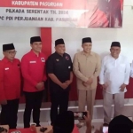 Ketua DPC Gerindra Kabupaten Pasuruan, Rusdi Sutejo, saat mendaftarkan diri sebagai calon bupati di Kantor PDIP.