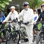 Wali Kota Kediri bersama Wali Kota Madiun saat akan memulai bersepeda bersama. Foto: Ist