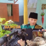 Bupati Trenggalek, Moch Nur Arifin, saat memberi keterangan kepada awak media di rumah duka. Foto: HERMAN SUBAGYO/BANGSAONLINE