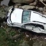 Fortuner terjun di jurang lereng Bromo hingga ringsek.