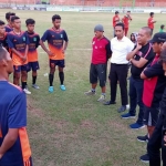 Suryono Pane (berkepala plontos) Manajer Tim Persekabpas saat memberikan arahan kepada para pemain Persekabpas usai menggelar latihan di Stadion R. Soedarsono Pogar Bangil, Ahad (28/7/2019).