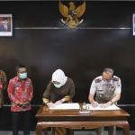 Wali Kota Batu, Hj. Dewanti Rumpoko dan Kepala Kantor Pertanahan Kota Batu, Ir. Haris Suharto saat menandatangani MoU, Selasa (6/10/2020). (foto: ist).