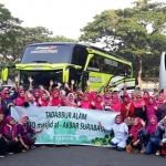 Kelas Ngaji Tafsir Masjid Nasional Al Akbar Surabaya saat foto bersama.