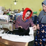 Puti saat mencoba membordir sehelai kain di sentra kerajinan batik tradisional dan konveksi bordir Istana Bordir, Senin (19/2).