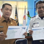 Plt Kepala Dinas Perhubungan (Dishub) Magetan, Sucipto, bersama Kabid Lalin Bambang Kiantoro jelaskan perubahan arus lalin. Foto: ANTON/HB