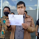 Irfan Hidayat menunjukkan bukti laporan dari Polresta Banyuwangi.