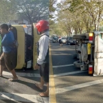 Kondisi truk box yang terguling sebelum dievakuasi.