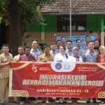 Kepala Kantor Imigrasi Kediri, Widhi Mosakajaya Arradiko dan jajaran bersama para guru. Foto: Ist.