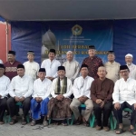 Ketua DPD LDII Kabupaten Gresik KH. Abdul Muis bersama para pengurus PC LDII Kecamatan Gresik dan undangan usai acara santunan kaum dhuafa. foto: ist