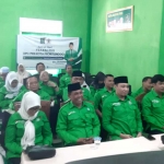 Siaran langsung terpilihnya Abdul Mujib yang disaksikan kader dan pengurus DPC PKB Kota Probolinggo.