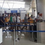 Satgas KPK membawa 6 orang yang diduga terlibat kasus OTT ke Jakarta melalui terminal II Bandara Juanda. foto: istimewa