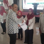 Bupati Ngawi, Ony Anwar Harsono saat memberikan sertifikat halal kepada para pengusaha Home Industri di Ngawi.