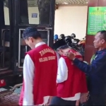 Dua terdakwa usai menjalani persidangan di PN Sidoarjo