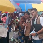 Repnas Prabowo-Gibran Jember saat bersama masyarakat di Pasar Tanjung.