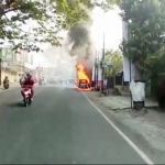 Mobil pikap terbakar di Jalan Cemara Kota Blitar, Senin (16/9/2019).