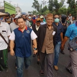 Direktur PT. Jebe Koko Ferdiansa (dua dari kiri) bersama para pendemo berjalan menunu kantor Kecamatan.