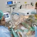 Bayi kembar tiga dalam perawatan intensif. foto: RONY S/ BANGSAONLINE