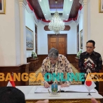 Pj Gubernur Jatim saat menerima Dubes Jepang untuk Indonesia di Gedung Negara Grahadi, Surabaya. Foto: DEVI FITRI AFRIYANTI/BANGSAONLINE 