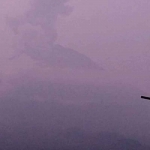 Visual erupsi Gunung Semeru berupa luncuran awan panas sejauh 2,5 kilometer, Kamis (9/4/2026). Foto: PVMBG.