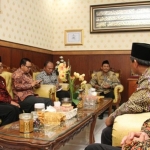 Plt. Kakanwil Kemenag Provinsi Jawa Timur Moch. Amin Mahfud saat membahas tentang munculnya materi soal khilafah.