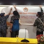 Kader Kosgoro 1957 Surabaya melepas banner acara konsolidasi Kosgoro 1957 Jawa Timur hasil Mubes Cirebon di Hotel Elmi. (foto: ist)