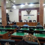 Suasa Rapat Dengar Pendapat antara DPRD Trenggalek, Forum Masyarakat Trenggalek Bergerak beserta OPD (Organisasi Perangkat Daerah) digelar di Aula Gedung DPRD Trenggalek, Jumat (22/05/2026). Foto: bangsaonline