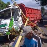 Bangkai dump truk yang menghantam median jalan di jalur pantura Situbondo sebelum dievakuasi. (foto: hadi prayitno/BANGSAONLINE)