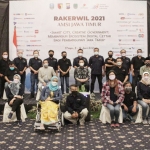 Wakil Gubernur Jawa Timur Emil Elestianto Dardak foto bersama para peserta Rakerwil 2021  AMSI Jatim.