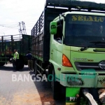 Truk gandeng yang terlibat kecelakaan di Jembatan Ploso Kabupaten Jombang, Senin (26/12). foto: ROMZA/ BANGSAONLINE