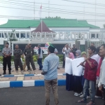 Aksi sejumlah aktivis HMI Kota Probolinggo saat berorasi di depan kantor Pemkot Probolinggo.