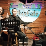 Wartawan BANGSAONLINE.com Zainal Abidin berkesempatan foto bersama Dhalang Poer (tengah) di konser perdana usai bebas dari penjara.