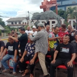 Aksi gundul massal warga Pangkalpinang untuk merayakan kemenangan kotak kosong melawan calon wali kota can wakil wali kota Pangkal Pinang Maulan Aklil dan Masagus Hakim. Foto: tempo.co 