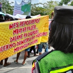 Aksi ribuan massa saat demo di depan Kantor Pemkab Blitar menuntut pemerataan pembangunan.