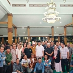 Bupati Rio, Kadis Kominfo, dan para wartawan saat foto bersama.